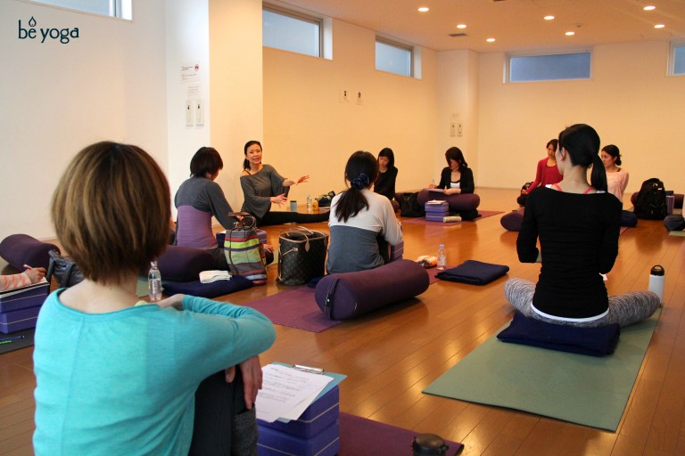 2014-500-hour-yoga-teacher-training-kumiko-mack-teaching-03-b